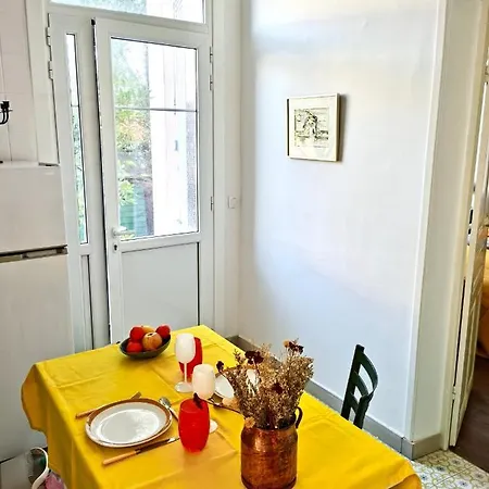 Petit Dans Maison באיון